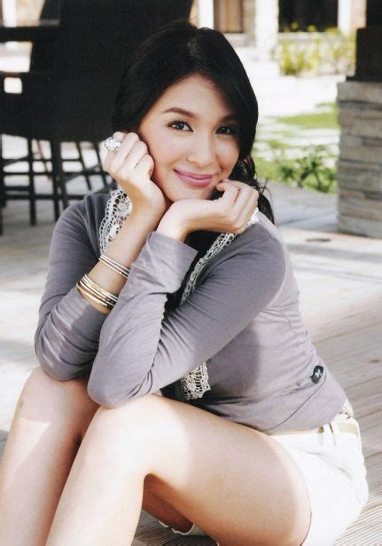 i love the make up of heart here simple and elegant heart evangelista