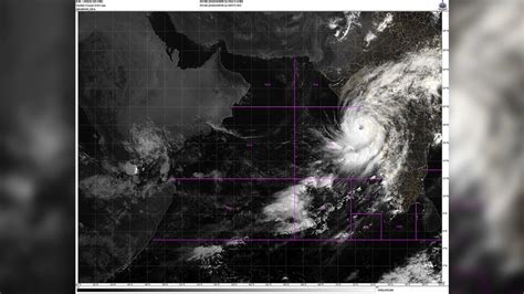 powerful cyclone  india lashes business capital  mumbai  evacuated fox news