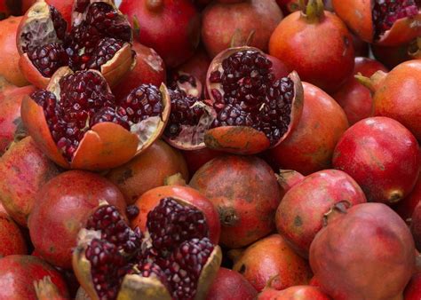 eat  seeds  pomegranates popsugar food