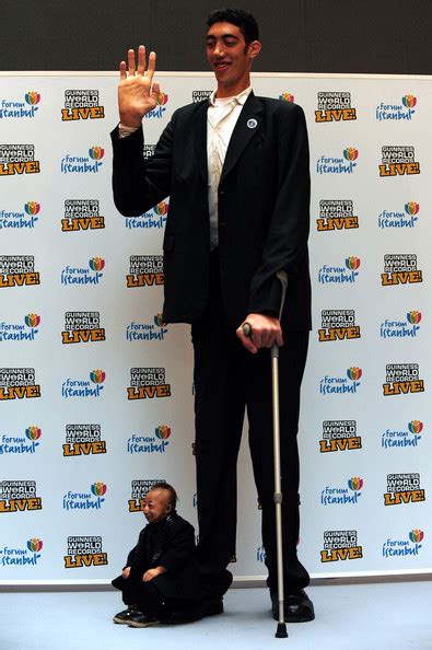 Sultan Kosen Photos Photos World S Tallest Man Meets The World S