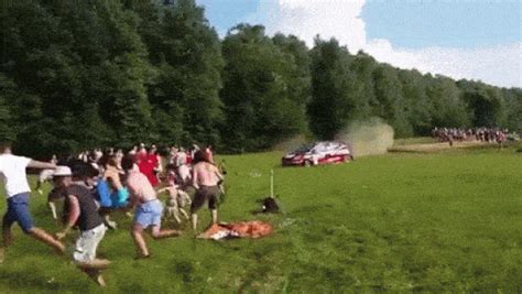 cineva a filmat în slow motion cum fuge publicul de o maşină de raliu ieşită de pe traseu video