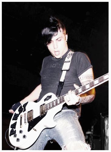 frank iero making that face black parade and projekt