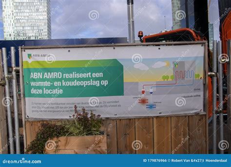 billboard werkt aan koude en warme opslag bij het abn amro bank headquarters building op gustav