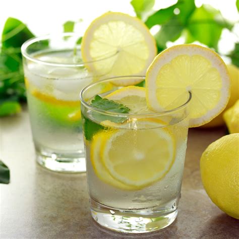 1 milhão de razões para você tomar água com limão todos os dias Água morna com limão
