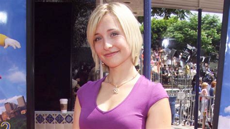 smallville actress alison mack pleads not guilty to sex