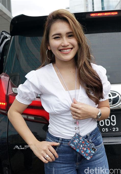 Smile Balik Dari Rusia Ayu Ting Ting Semringah Banget Foto 6