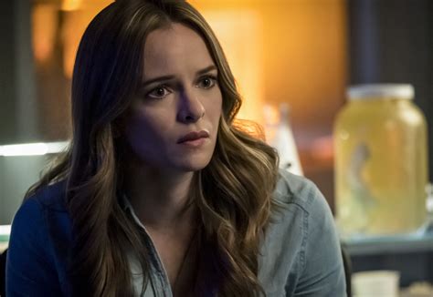 The Flash Caitlin Snow Finds Her Father In New Photos