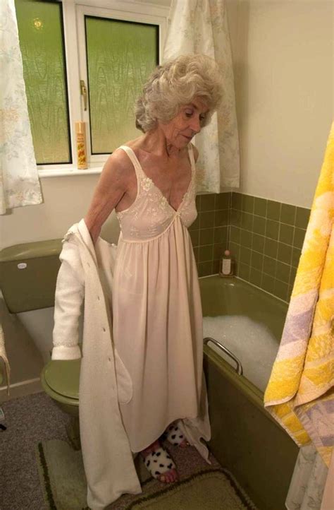 extreme old granny spreads wide her wrinkly cunt in the bathtub pichunter