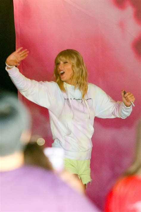 Casual Taylor Swift At Her Pop Up Shop In New York City Celeblr