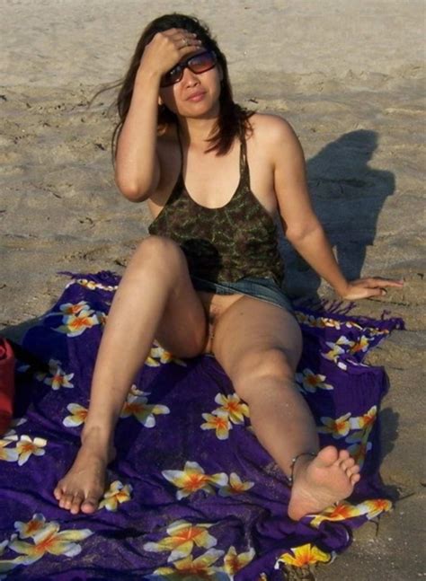 outdoor bhabi nude sexy figure on beach photoshot