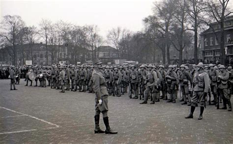 nederlandse soldaten op het stationsplein te zwolle  dolores park travel soldiers viajes