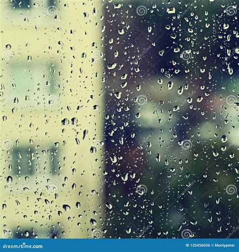 vensterdalingen mooie achtergrond voor regen en slecht weer stock foto image  glas vers