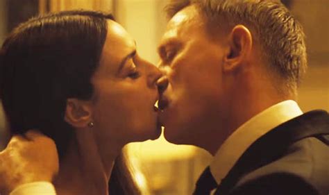 daniel craig and monica bellucci kiss in james bond spectre