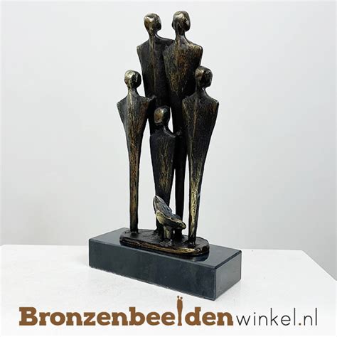 beeldje gezin  personen kopen van brons tekstplaatje met gravering zonder tekstplaatje