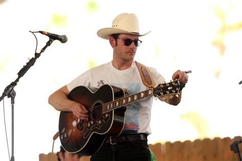 and if you squint your eyes sam outlaw sort of looks like justin