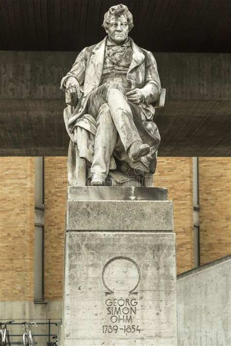monumento de georg simon ohm delante del tu en munich foto de archivo