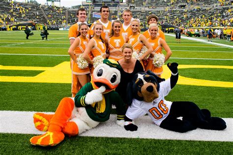 Photos Oregon Football — Ducks Defeat Tennessee Volunteers 59 14 In