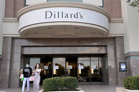 dillards  womens apparel sales disappointed  fourth quarter