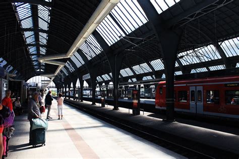 inlaendisch tag bettler reizen met de trein  duitsland atmosphaere flut editor