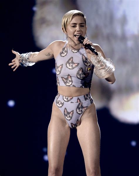Ops Com Biquinão Cavado Miley Cyrus Mostra Demais Em Premiação Quem