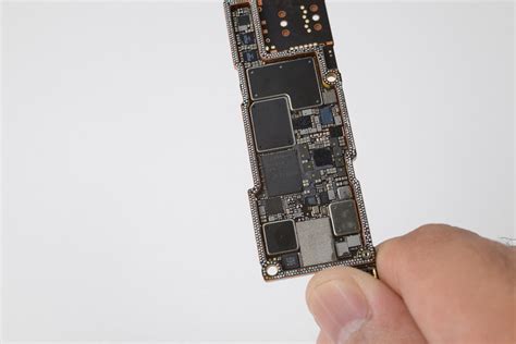 iphones  qualcomm satellite modem  apple radio chips reuters