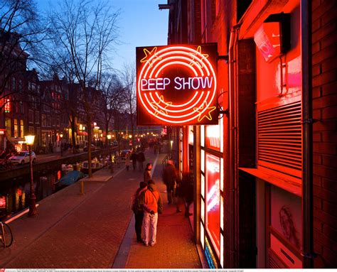 Di Red Light District Amsterdam Dilarang Memandang Terlalu Lama The