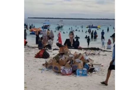 Pantai Ramai Pengunjung Dipenuhi Tumpukan Sampah