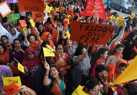 Grèves Et Manifestations à Travers Le Monde Pour Les Droits Des Femmes