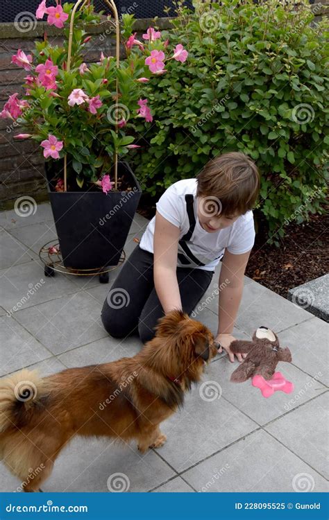 schattig meisje en haar vriendin een kleine hond van gemengde rassen