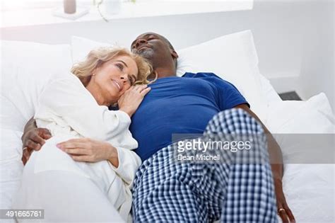 interracial mature couple de détente ensemble sur le lit photo getty
