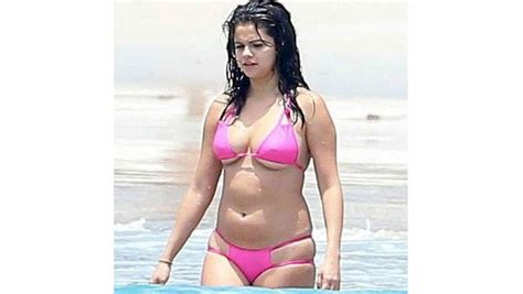 selena gomez mostró sus nuevas curvas en la playa luciendo un bikini muy atrevido fotos