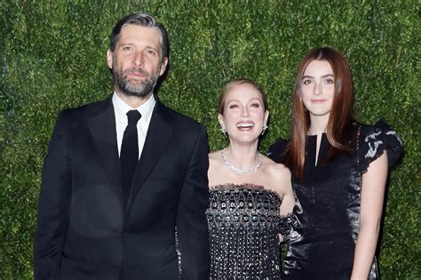 celebrity mother and daughter look alikes julianne moore