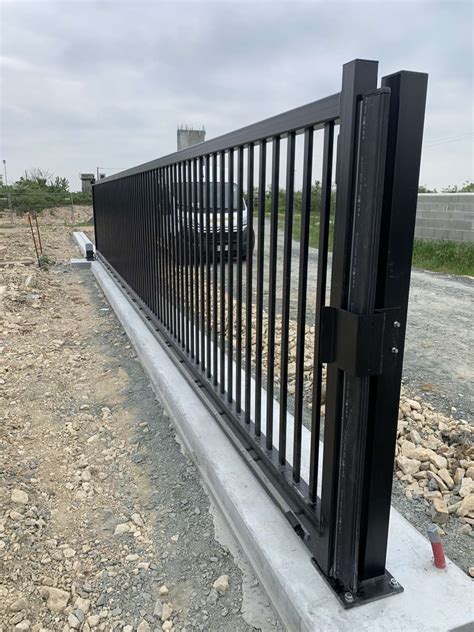 installation dun portail coulissant industriel motorise longueur  metres en acier galvanise