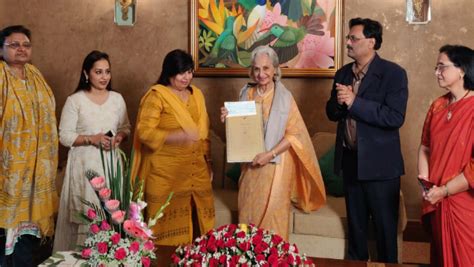 waheeda rehman honoured with kishore kumar award by madhya
