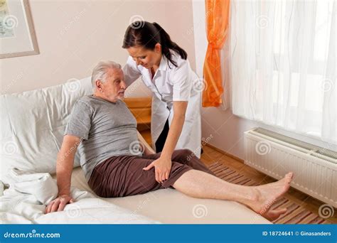 infirmiere dans le soin age pour les personnes agees image stock image du seniors gare