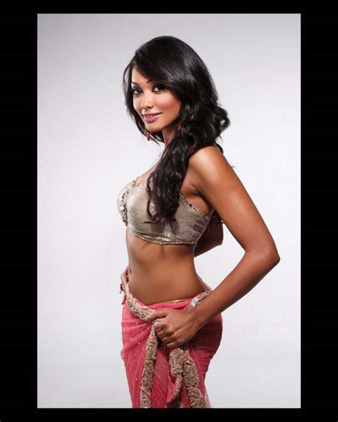 Srilankan Hot Actress Yureni Noshika Sexy Saree Fashion