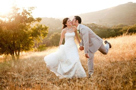 Great Outdoor Wedding Portraits In A Field Wedding Portrait Poses