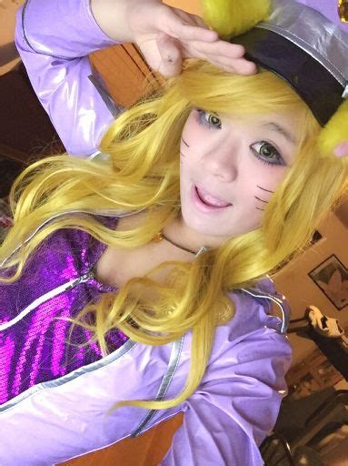 popstar ahri cosplay squee league of legends