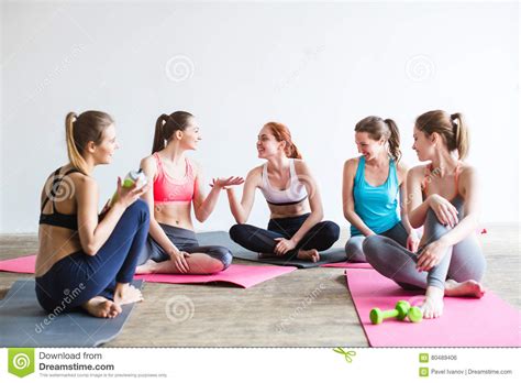 de vrouwelijke onderbreking van de yogaklasse op geschiktheidscentrum stock foto image