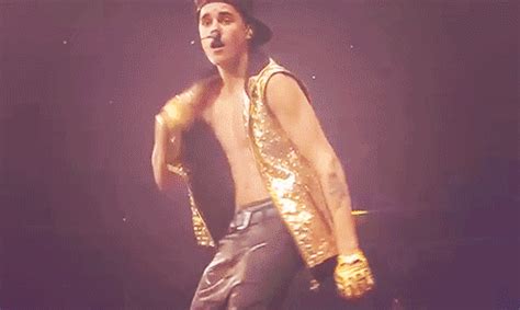 oh la la justin bieber s sexiest on stage outfit
