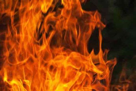 karachi fire erupts  gulshan  iqbal slums burns  huts pakistan