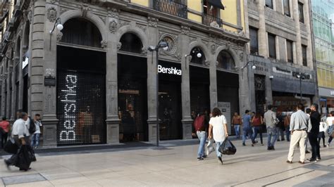 tips  estar al   las tendencias de moda desde la nueva tienda de bershka en cdmx