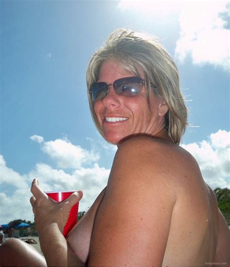 florida milf looking to get a rise out of the beaches nude