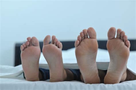 get better sleep feet outside the blanket regulate body temperature better help you sleep more