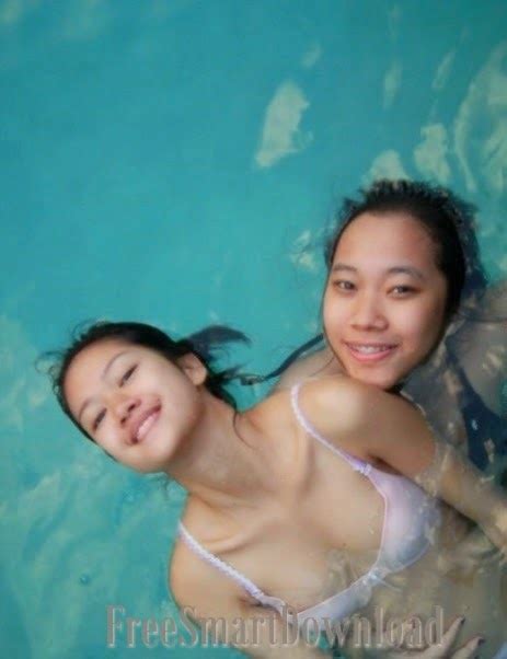 Foto Hot Cewek Cantik Dan Seksi Bikini Di Kolam Renang