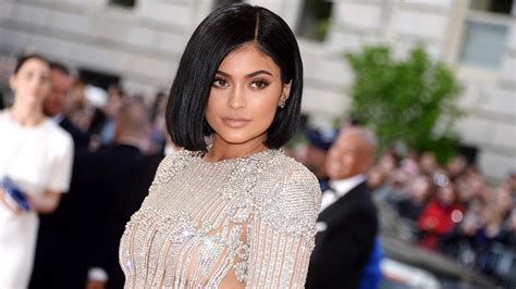 report kylie jenner 19 buys 4 5 million mansion that will be home office for cosmetics