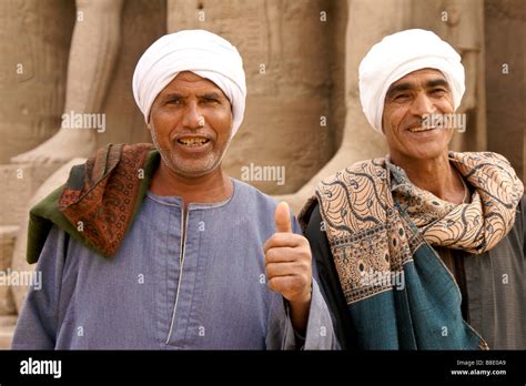Zwei Männer In Tracht Luxor Ägypten Stockfoto Bild 22435233 Alamy