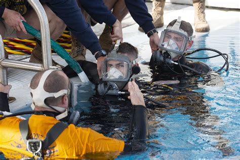 Deep Sea Soldiers Army Divers Train For Bevy Of Dangers Article