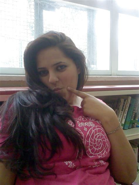 arab queen pics egyptian girl in college library
