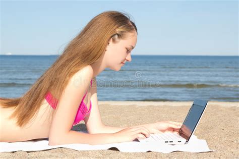 aantrekkelijke tiener die op zandig strand liggen stock